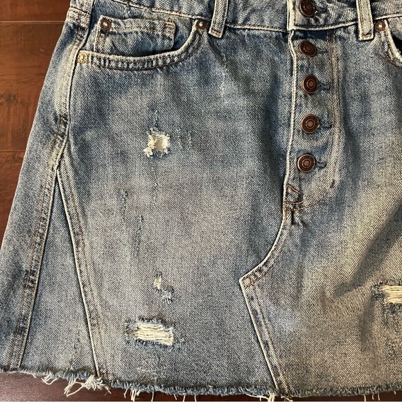 FREE PEOPLE We The Free Denim Mini Jean Skirt Raw Hem Button Fly Size 30 - Picture 6 of 13